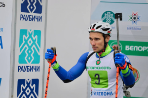 Антон Смольский выиграл спринт на чемпионате страны по летнему биатлону 