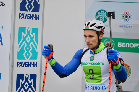 Антон Смольский выиграл спринт на чемпионате страны по летнему биатлону 