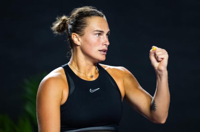 Арина Соболенко одолела Елену Рыбакину и вышла в полуфинал Итогового турнира WTA