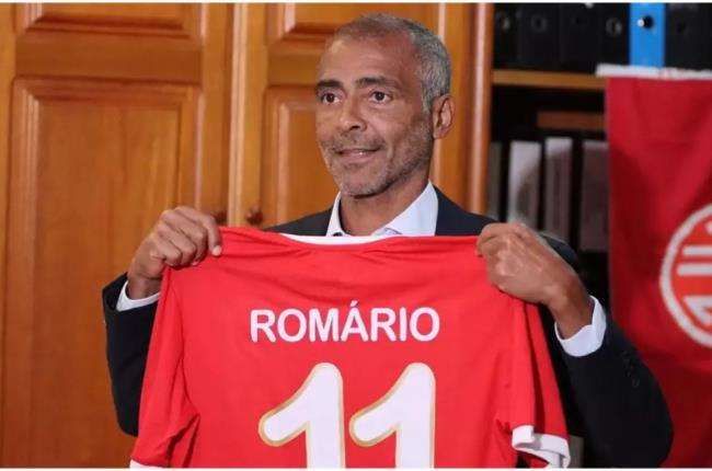 Легенды бразильского футбола Ромарио и Эдмилсон побывали на футбольном карнавале в Минске