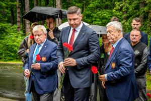 Легенды российского хоккея, представители ФХБ и ВХЛ почтили память героев Великой Отечественной войны