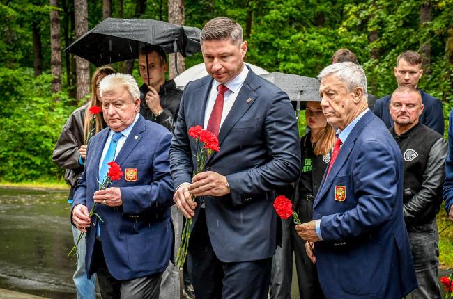 Легенды российского хоккея, представители ФХБ и ВХЛ почтили память героев Великой Отечественной войны