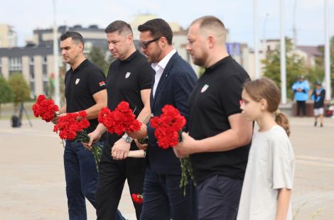 Руководство ФХБ и минского «Динамо», хоккеисты и тренеры почтили память ярославского «Локомотива»