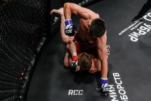 Вместо «Европы» в октагон: Азатян разделит клетку с Махно на турнире AMC Fight Nights